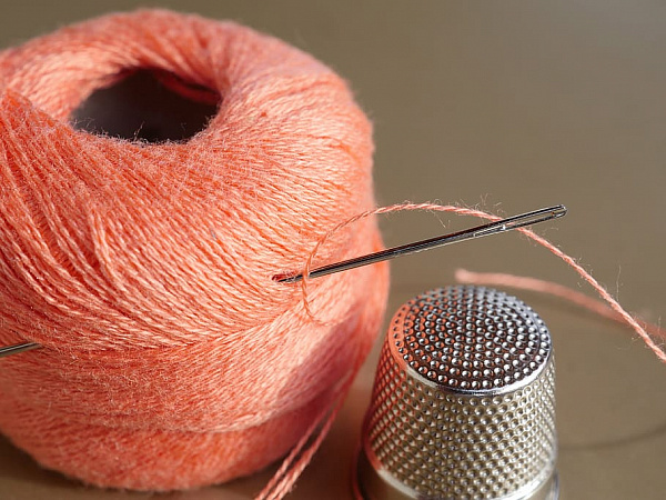 needle-thread-sewing-thread-thimble.jpg